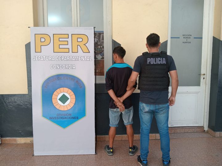 Puede ser una imagen de 2 personas y texto